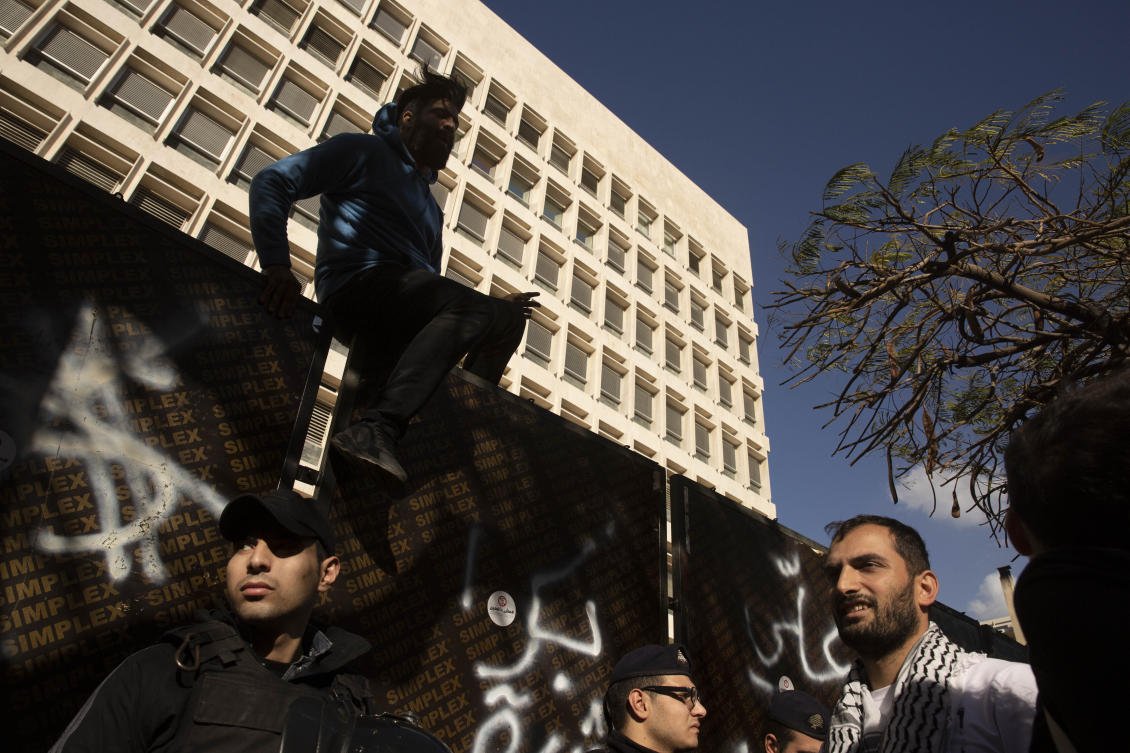 lebanon banks trapping salaries state