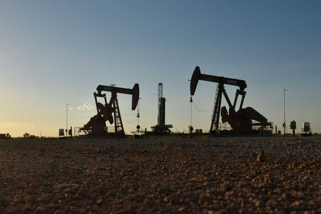 oil companies spending fewer rigs
