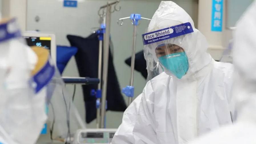 dubai health workers face masks
