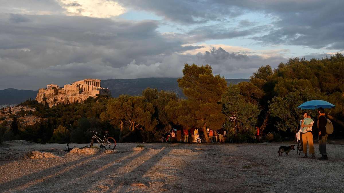 greece travellers borders many visitors